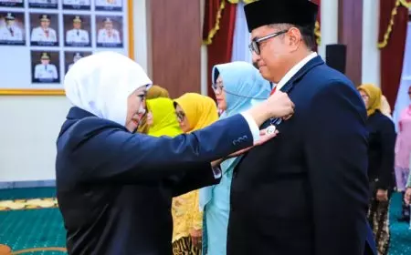 Gubernur Khofifah Sematkan Satyalancana Karya Satya kepada 600 ASN Pemprov Jatim, Jadikan Pelecut Semangat Kinerja Berdampak