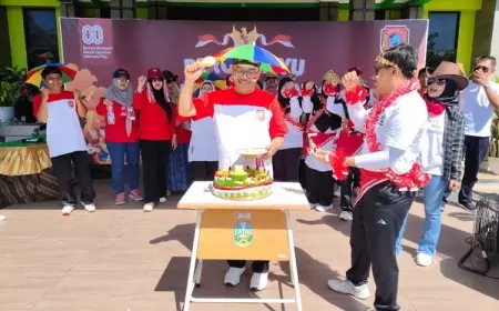 Guru dan Tenaga Tata Usaha SMKN 2 Pacitan Kompak Rayakan HUT RI ke-80 dengan Lomba