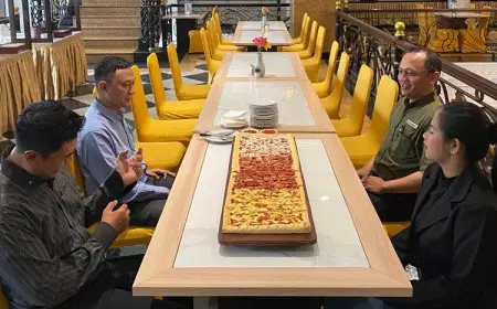 Pizza Satu Meter Hadir di The Grand Palace Hotel Malang