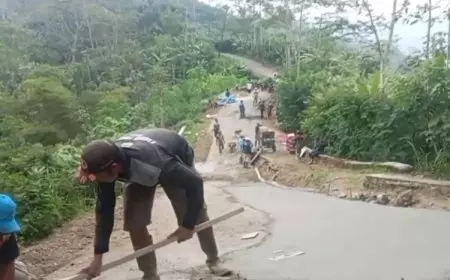 Ambles akibat Hujan Deras, Puluhan Warga Kayuares, Banjarnegara Gotong Royong Ngecor Jalan