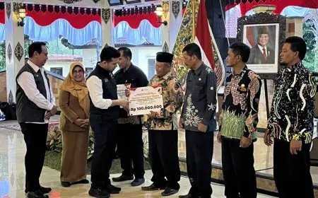 Pemprov Jatim Salurkan Bansos, Wagub Emil: Dukung Penggerak Ekonomi Desa