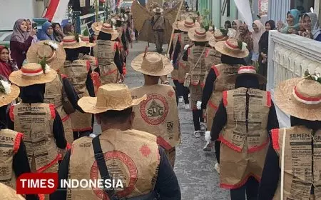 Manfaatkan Barang Bekas, Warga Tanggulrejo Gresik Sulap Limbah Jadi Kostum Karnaval
