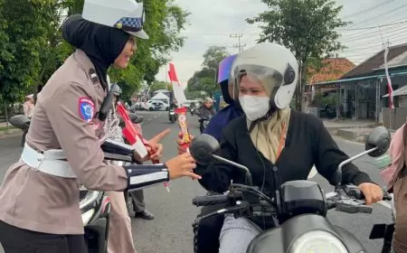 Bikin Salting, Polwan di Banyuwangi Gaet Hati Masyarakat dengan Bagi&#45;bagi Coklat