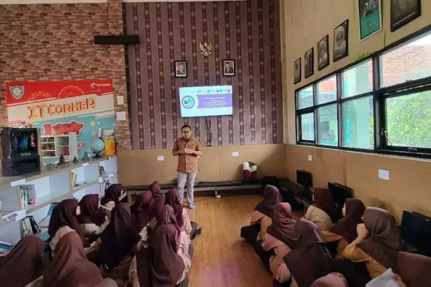 Dosen FKIP Unisma Bantu Siswa SMA Al&#45;Yasini Siapkan Diri Menuju Studi Lanjut