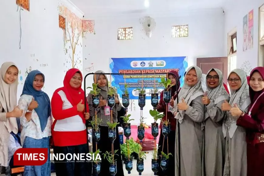 Tim PKM Unwaha Sulap Limbah Botol Plastik Jadi Kebun Cerdas Berbasis IoT di Desa Betek