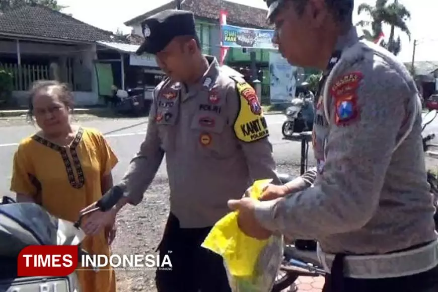 Menyambut HUT ke&#45;80 RI, Sejumlah Polsek di Bondowoso Gelar Bazar Beras Murah