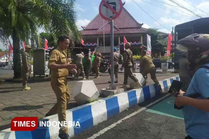 Kejar Adipura, Satpol PP Tertibkan PKL di Alun&#45;alun Jember