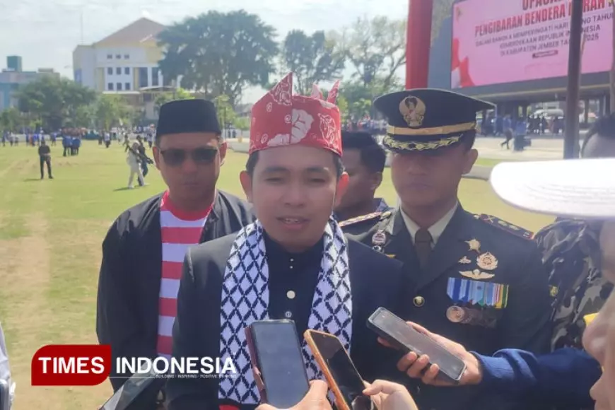Hadiri Upacara HUT ke&#45;80 RI, Bupati Jember Fawait Pakai Syal Palestina
