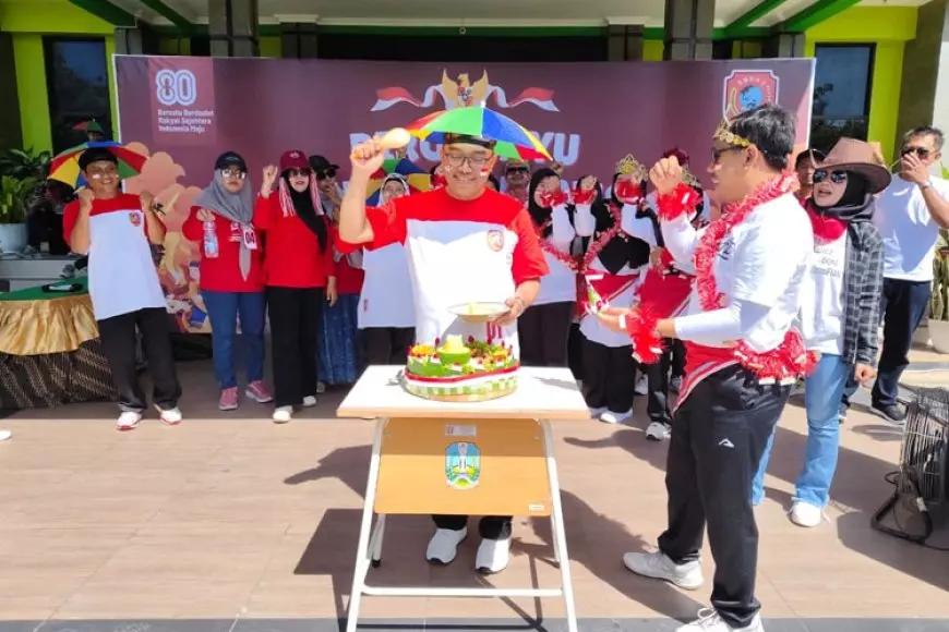 Guru dan Tenaga Tata Usaha SMKN 2 Pacitan Kompak Rayakan HUT RI ke&#45;80 dengan Lomba