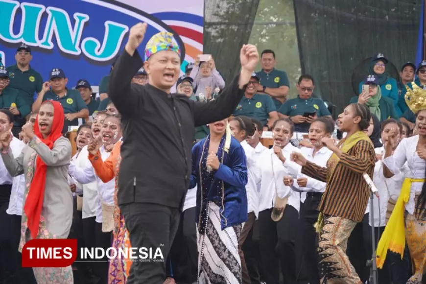 100 Mahasiswa Mappi Papua Selatan Meriahkan Pembukaan PKKMB UNJ 2025 Lewat Penampilan Lagu Daerah