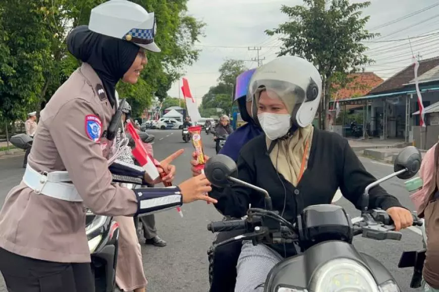 Bikin Salting, Polwan di Banyuwangi Gaet Hati Masyarakat dengan Bagi&#45;bagi Coklat