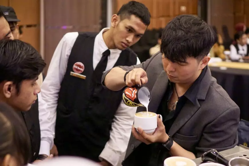 Belajar Teknik dan Seni Meracik Kopi, Pelajar dan Mahasiswa Ikuti Workshop The Art of Cooffe di Hotel Aston Madiun