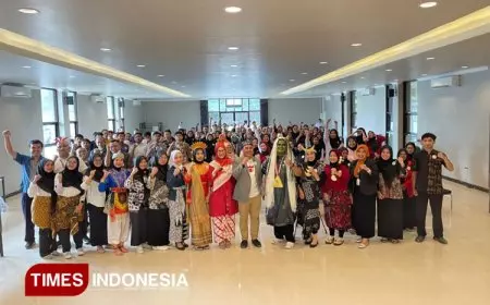 Komitmen Jaga Mutu, Direktur RSU Wajak Husada Malang dr. Fitri Sematkan Pin Layanan "SIGAP & RAMAH"