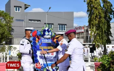 Tabur Bunga di TMP Dharma Loka Kupang, Peringati HUT ke-80 TNI AL dengan Khidmat