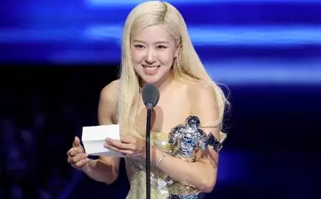 Duet Rose BLACKPINK dan Bruno Mars Bawa 'APT' Jadi Song of The Year MTV VMA 2025