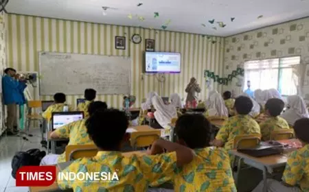 Polije Dorong Penguatan Smart Classroom di SMPN 4 Jember