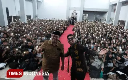 Tak Terkendali, Gelak Tawa Pecah Saat Danang Giri Sadewa Roasting Bareng Rektor di MATAF UM Gresik 2025