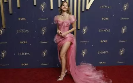 Gaun Lisa BLACKPINK Ala Penyihir Oz Curi Perhatian di Emmy Awards 2025