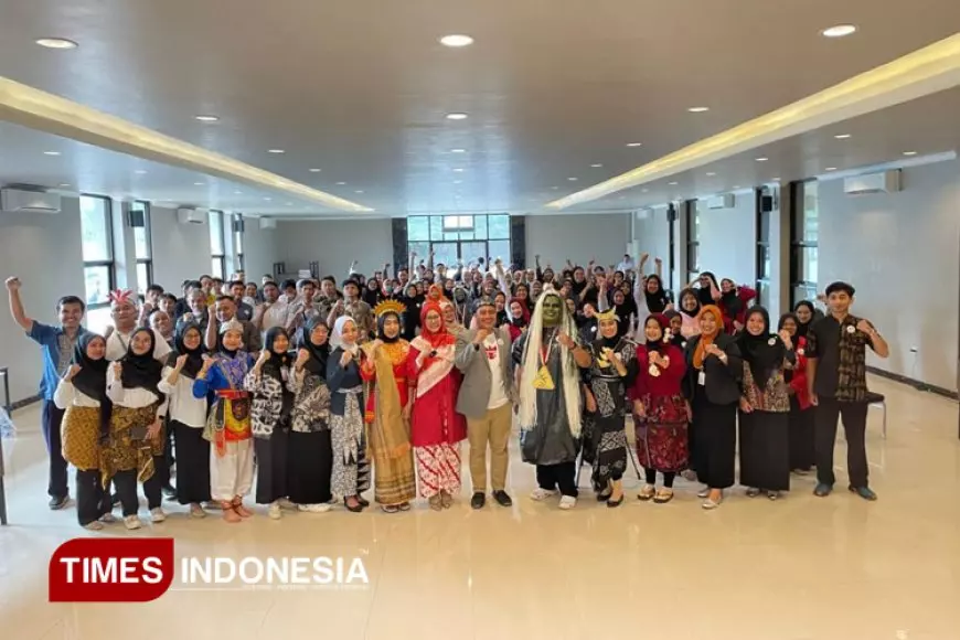 Komitmen Jaga Mutu, Direktur RSU Wajak Husada Malang dr. Fitri Sematkan Pin Layanan "SIGAP & RAMAH"