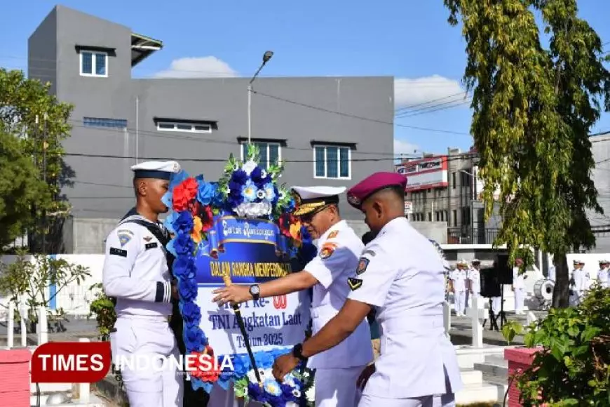 Tabur Bunga di TMP Dharma Loka Kupang, Peringati HUT ke&#45;80 TNI AL dengan Khidmat