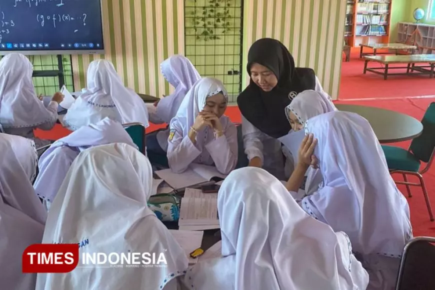 Zumrotus Sa’adah: Guru Matematika Alumni UNISMA yang Menginspirasi Melalui Pendidikan dan Literasi Digital
