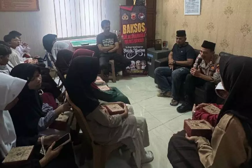 Gelar Jumat Berkah, Kasatresnarkoba Polres Banjar Beri Santunan Puluhan Anak Yatim Piatu