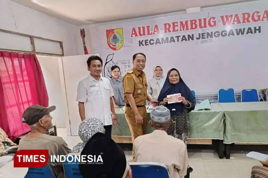 Ratusan Warga Jenggawah Terima Bantuan Sosial PKH Plus