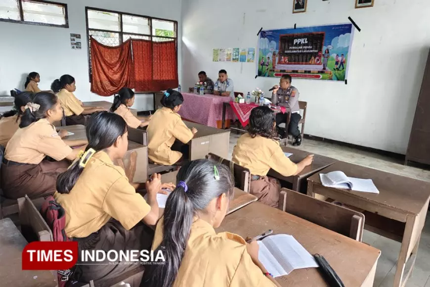 Police Go to School Satlantas Polres Sumba Timur Kenalkan Kesadaran Berlalu Lintas