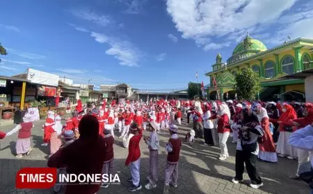 Kirab Bendera Kolaborasi Mahasiswa PPL UNISMA dan RA Sunan Ampel Pujon, Tanamkan Semangat Nasionalisme