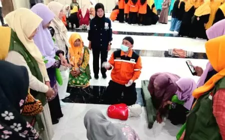 Belajar Siaga Bencana dari Tim SRPB Jatim, Fatayat NU Mojokerto Latihan Pertolongan Darurat