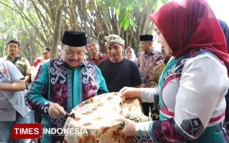 Bupati Jombang Warsubi Gaungkan Semangat Pelestarian Budaya Lewat Wastra Alami dan Jombang Fest 2025