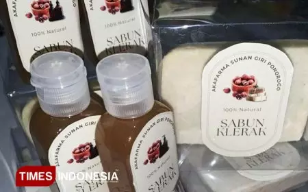 Dosen-Mahasiswa Akafarma Sunan Giri Ponorogo Ajari PKK Sambilawang, Bungkal Produksi Sabun Lerak