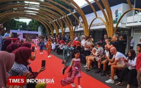 Fashion on Pedestrian Banyuwangi Batik Festival 2025 Berhasil Pikat Bule Prancis