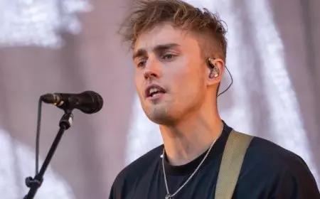 Elton John Isi Riff Piano untuk Lagu Talk To You Sam fender