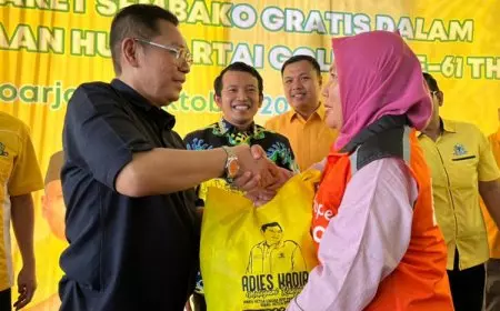 Rayakan HUT ke-61, Partai Golkar Bagikan Ribuan Paket Sembako di Sidoarjo