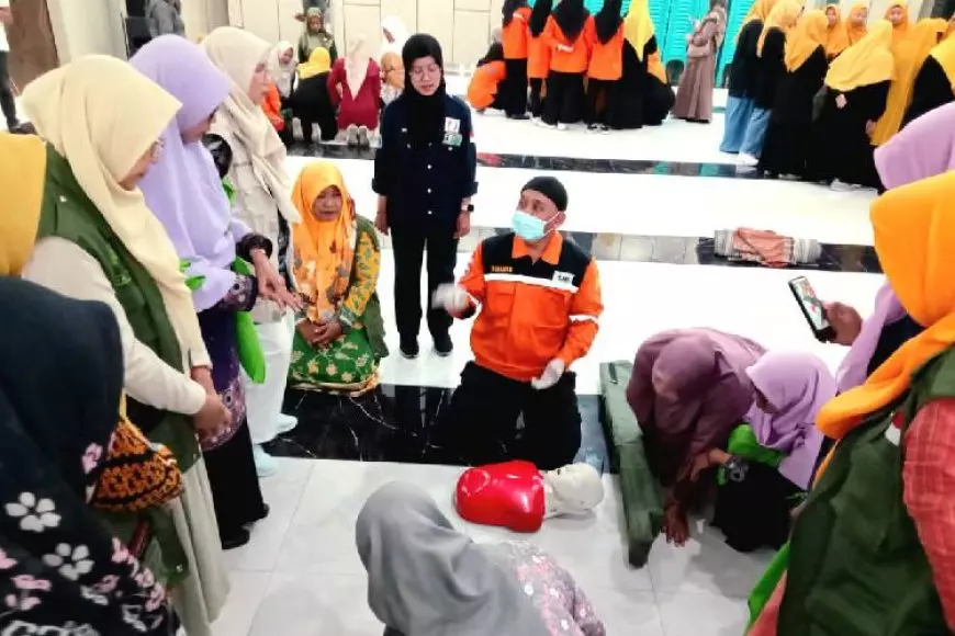 Belajar Siaga Bencana dari Tim SRPB Jatim, Fatayat NU Mojokerto Latihan Pertolongan Darurat