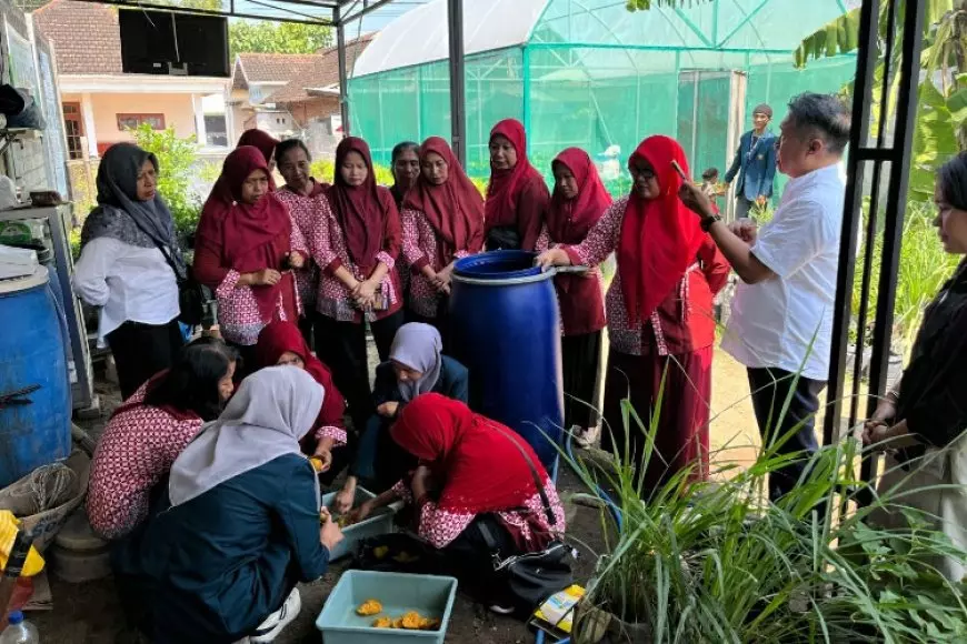 Penerapan Inovasi Probiotik &#45; Bioflok Tim PSDKU UB Kediri Bantu Petani Ikan