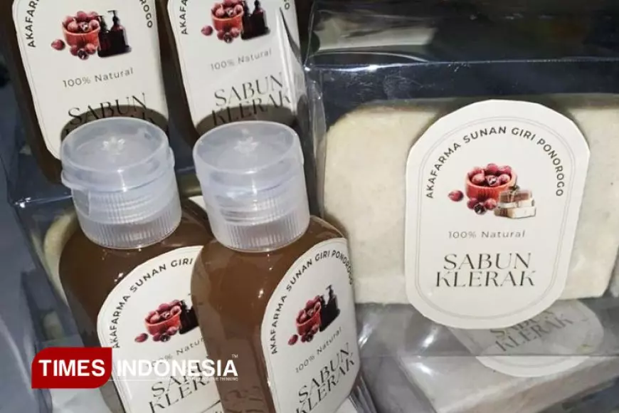 Dosen-Mahasiswa Akafarma Sunan Giri Ponorogo Ajari PKK Sambilawang, Bungkal Produksi Sabun Lerak