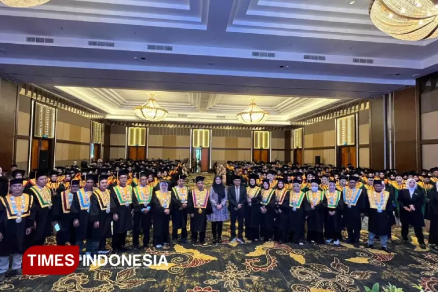 Dihadiri Bupati Ipuk, 327 Mahasiswa Universitas Islam Ibrahimy Banyuwangi Diwisuda