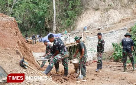Tempuh Jalan Terjal dan Lereng Curam, Prajurit TMMD 126 Pacitan Menyatu dengan Warga untuk Bangun Desa Terpencil