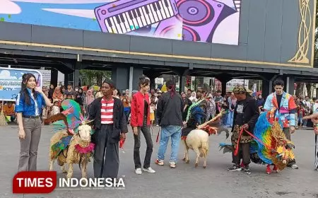 Domba Fashion Carnaval Ramaikan Alun-alun Jember