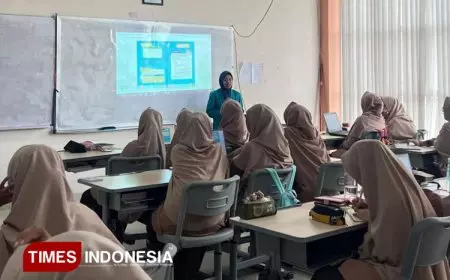 Mahasiswa KMM UNISMA Dampingi Peserta Didik SMP Belajar Matematika lewat E-Book Interaktif