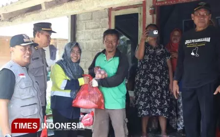 PT BSI Salurkan Bantuan Sembako untuk Korban Banjir Pesanggaran