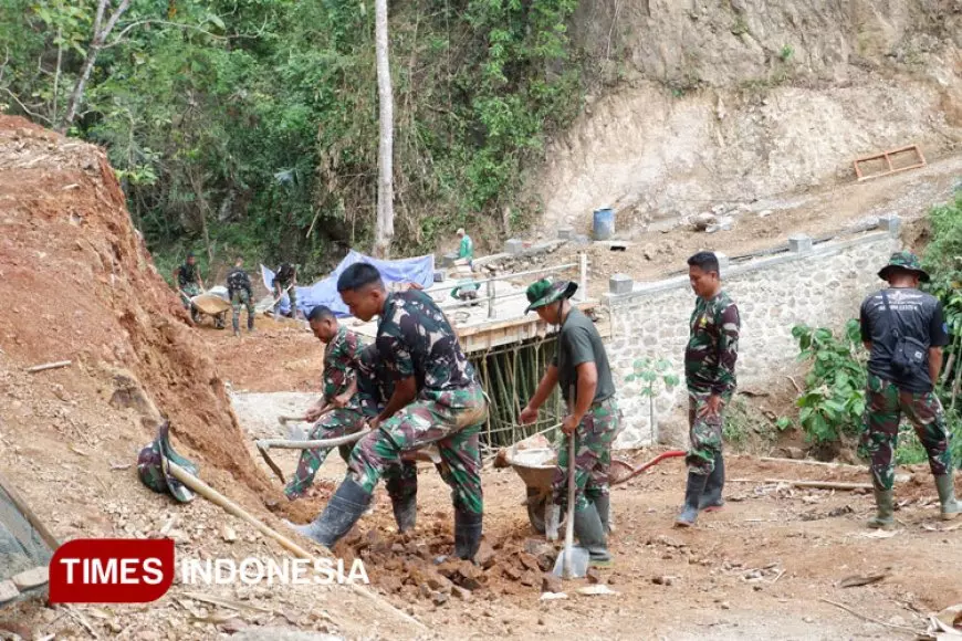 Tempuh Jalan Terjal dan Lereng Curam, Prajurit TMMD 126 Pacitan Menyatu dengan Warga untuk Bangun Desa Terpencil
