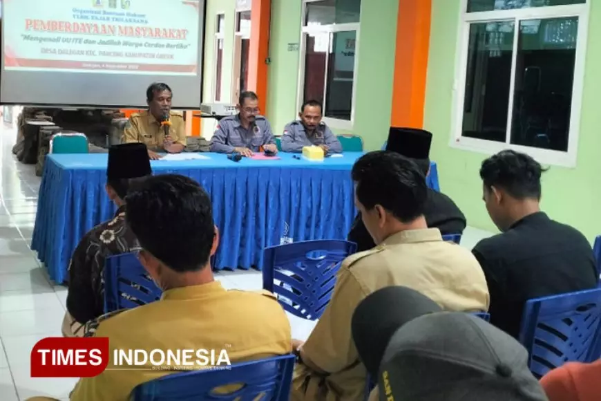 Warga Pesisir Gresik Diedukasi Hukum UU ITE, Diminta Bijak Bermedaos