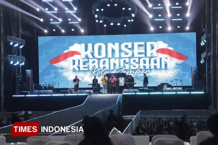 Ribuan Warga Padati Alun-alun Jember di Konser Kebangsaan 2025