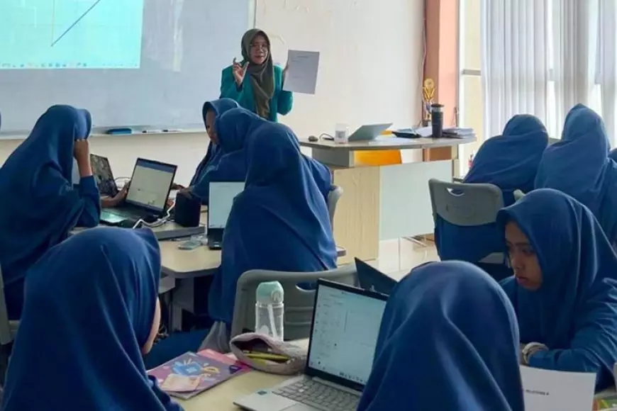 Pelatihan GeoGebra dari Unisma Malang, Tingkatkan Pemahaman Konsep Persamaan Garis Lurus untuk SMP