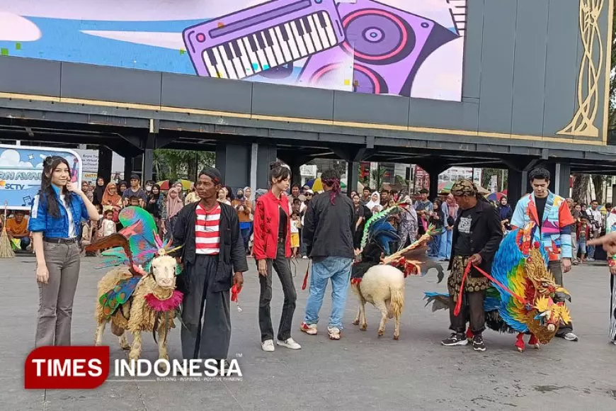 Domba Fashion Carnaval Ramaikan Alun-alun Jember