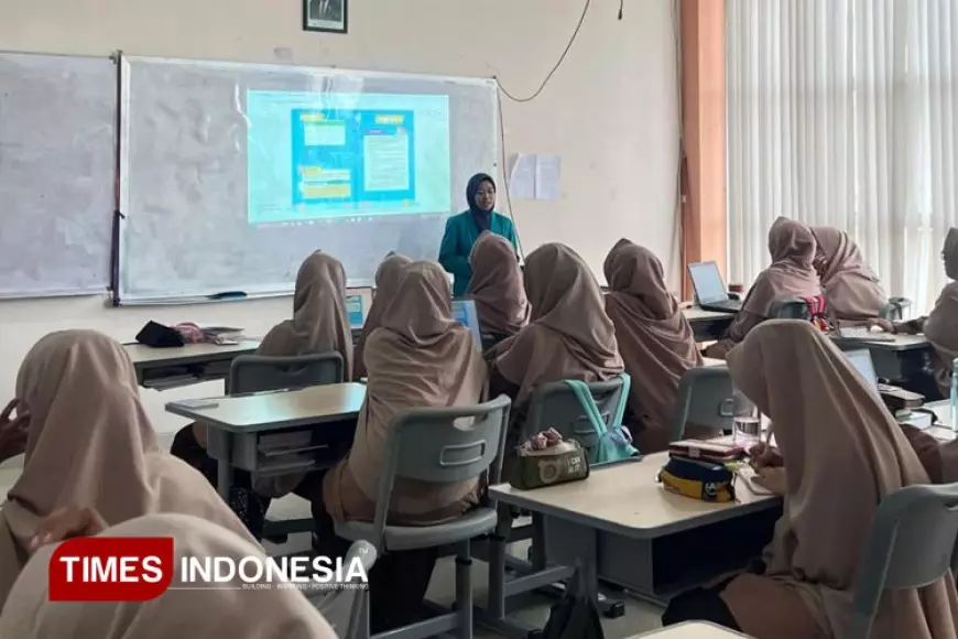 Mahasiswa KMM UNISMA Dampingi Peserta Didik SMP Belajar Matematika lewat E-Book Interaktif