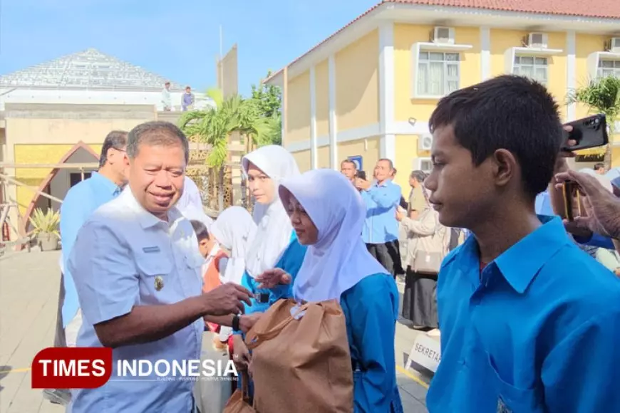 Bupati Majalengka Salurkan Bantuan Pendidikan Siswa Tidak Mampu